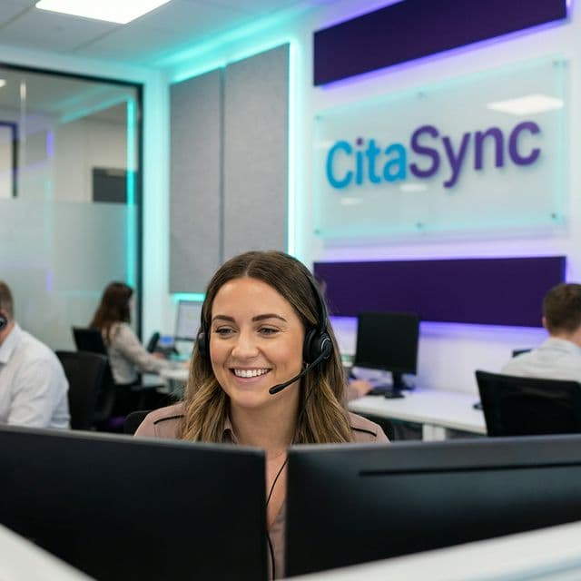El equipo detrás de CitaSync trabajando en la oficina